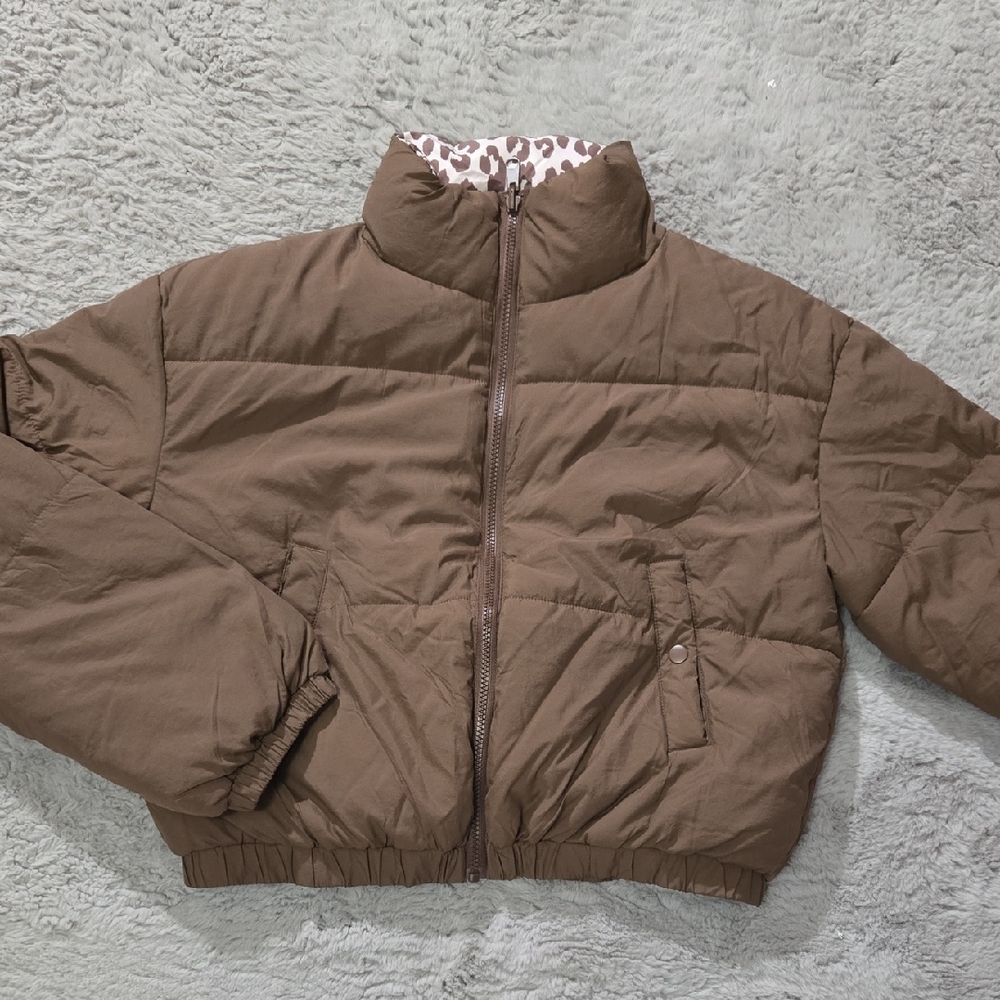 Brown cropped style reversible puffer jacket size M